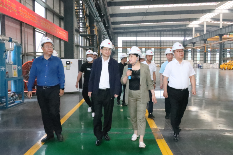 贵阳市政协副主席、清镇市委书记付涛一行到维多利亚老品牌vic铝业考察